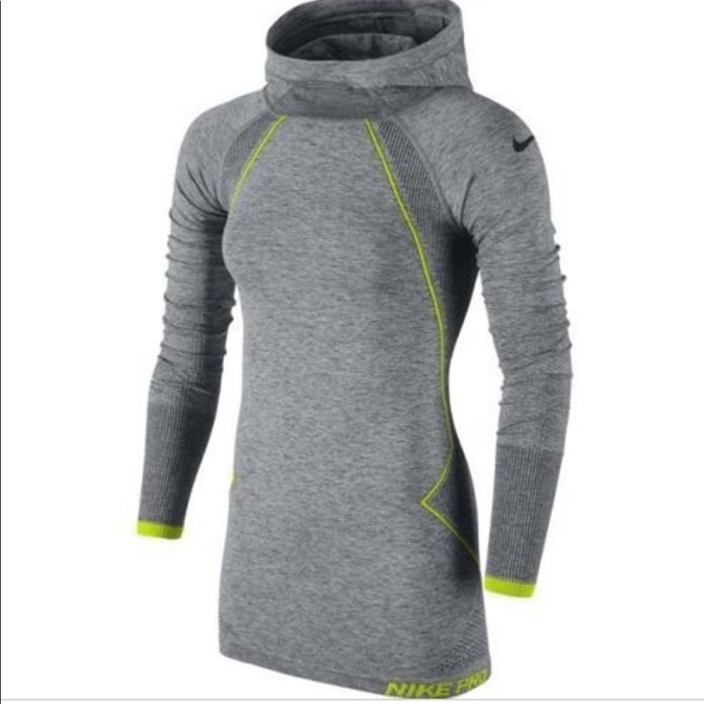 Nike Hyperwarm Limitless Top in Small